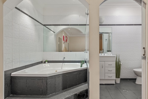 Suite (King SPA) | Badezimmer | Dusche, kostenlose Toilettenartikel, Haartrockner, Handtücher