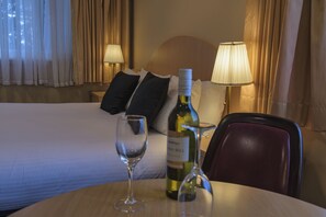 Suite (SPA Queen) | Coin séjour | Télévision LCD de 32 pouces avec chaînes numériques, télévision