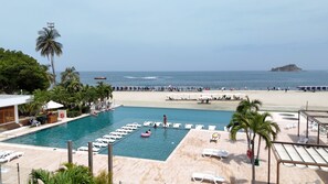 Piscine extérieure, chaises longues