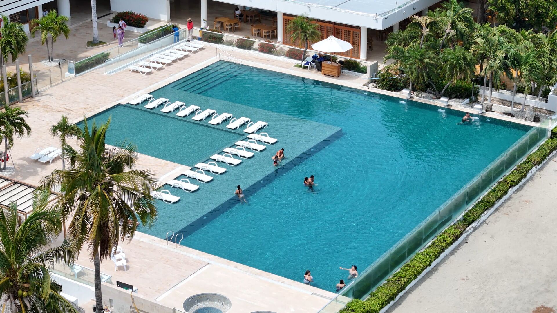 Piscine extérieure, chaises longues