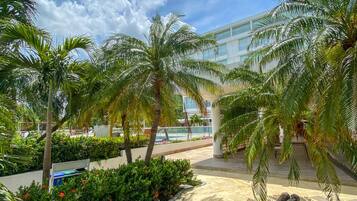 Breakfast, lunch, dinner served; beach views