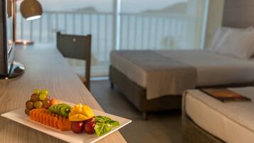 Deluxe Room | Minibar, in-room safe, desk, soundproofing