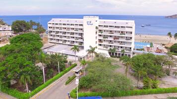 Vista frontal de la propiedad