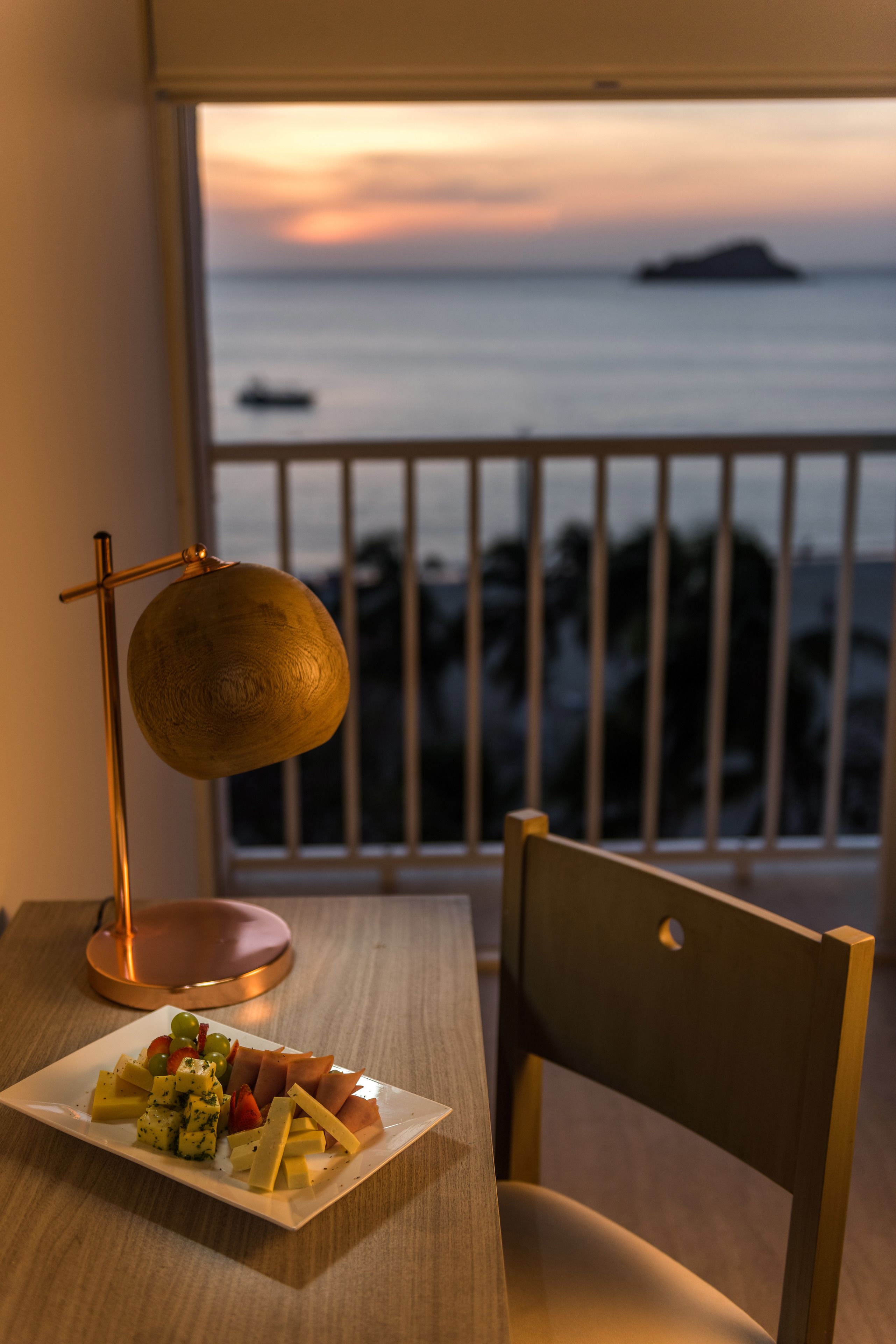 deluxe room  | in-room dining