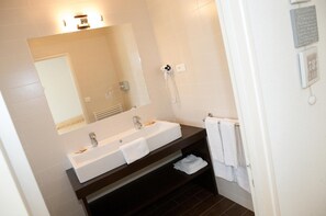 Gratis toiletartikelen, een haardroger, handdoeken, zeep