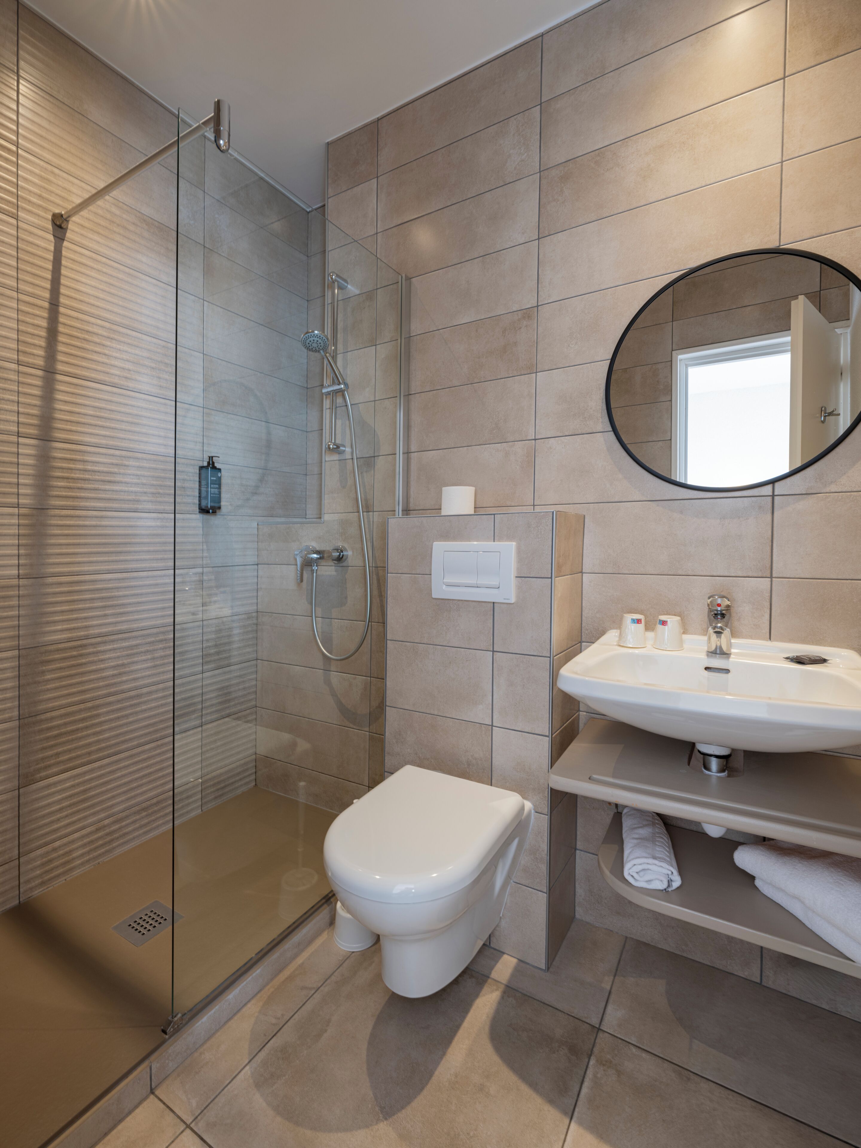 Comfort Double Room | Bathroom | Free toiletries, hair dryer, towels, soap