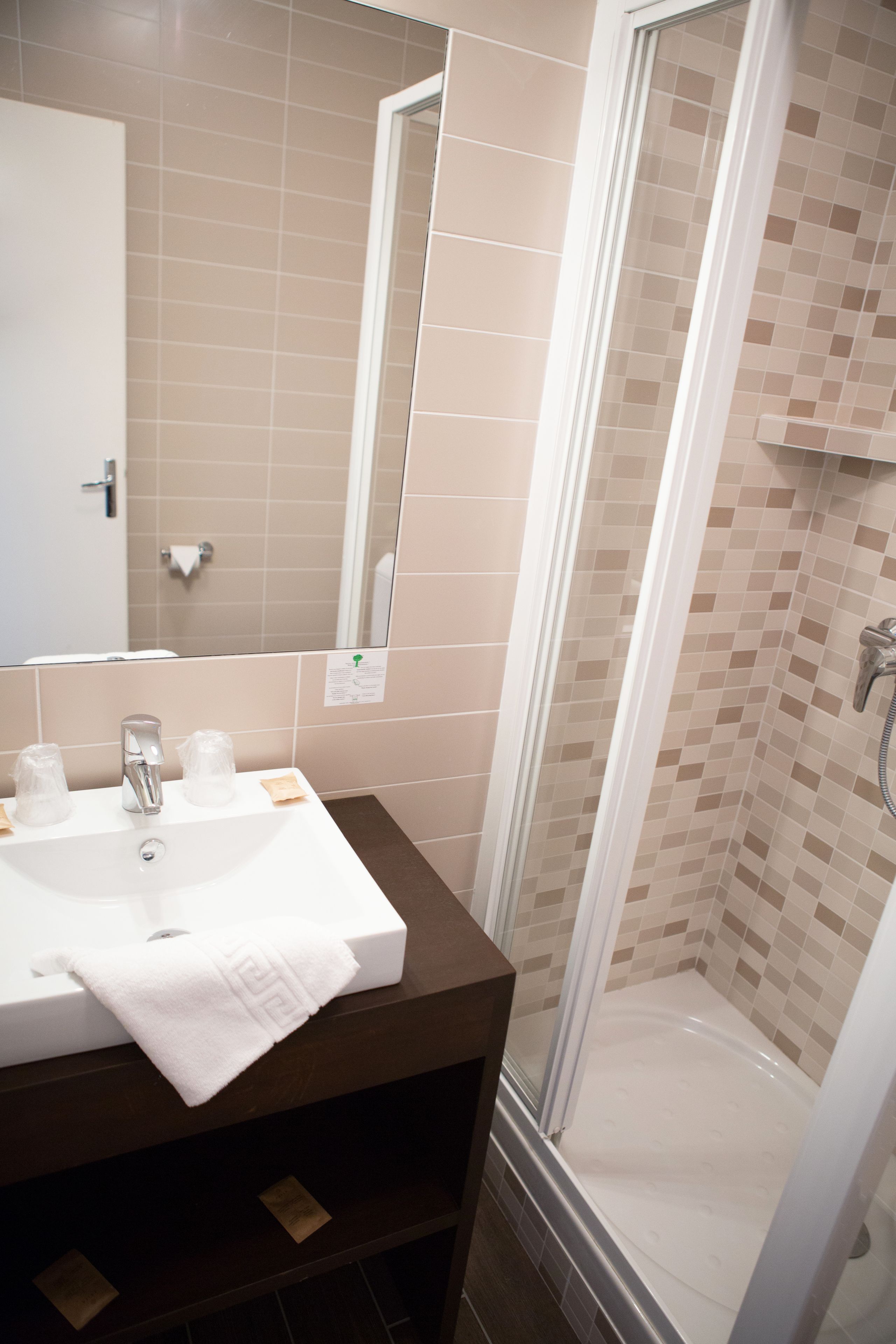 standard double room | bathroom | free toiletries, hair dryer, towels, soap