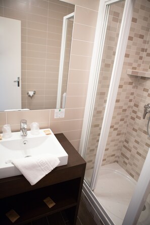 Standard Double Room | Bathroom | Free toiletries, hair dryer, towels, soap - Autre Mer (Noirmoutier-en-l'Ile)