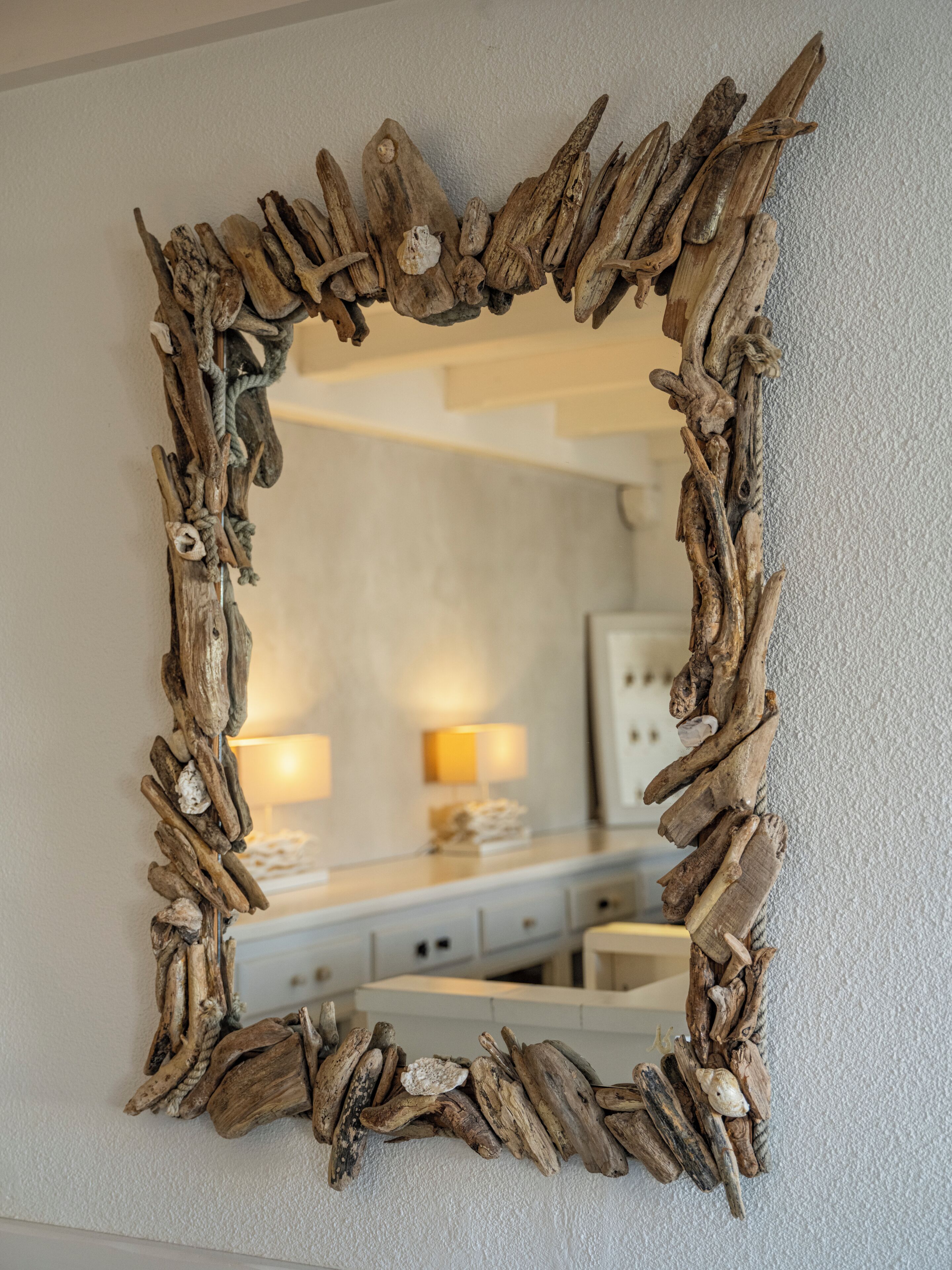 Ein Spiegel mit natürlicher Holzleiste.
