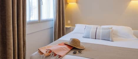 Kahden hengen superior-huone | Select Comfort -patjalliset sängyt, työpöytä, pimennysverhot