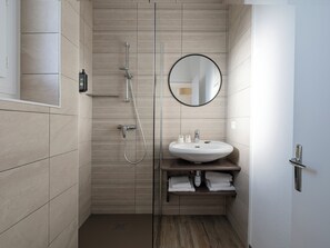 Comfort Double Room | Bathroom | Free toiletries, hair dryer, towels, soap - Autre Mer (Noirmoutier-en-l'Ile)