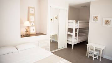 Vierbettzimmer | Select-Comfort-Betten, Schreibtisch, Verdunkelungsvorhänge