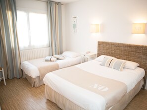 Driepersoonskamer | Select Comfort-bedden, een bureau, verduisterende gordijnen