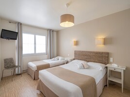 Chambre Triple | Matelas Select Comfort, bureau, rideaux occultants