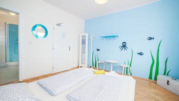 Tweepersoonskamer, en-suite badkamer | Een kluis op de kamer, een strijkplank/strijkijzer, gratis wifi