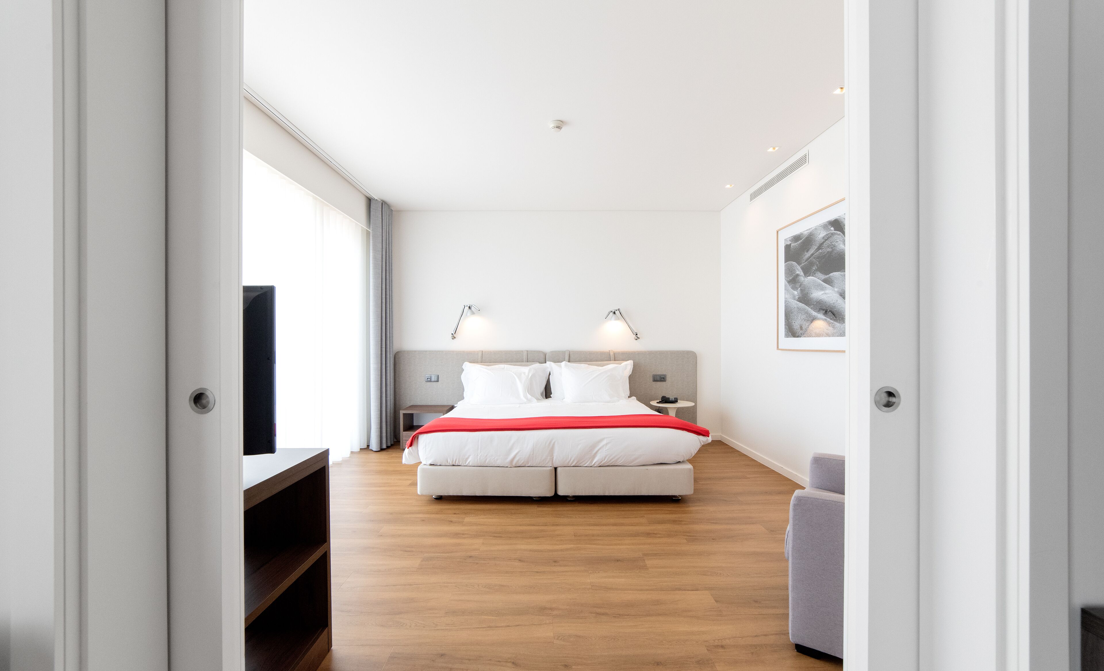 Suite, uitzicht op zee | Een minibar, een kluis op de kamer, een bureau, geluiddichte muren