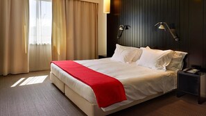 Junior suite, uitzicht op bergen | Een minibar, een kluis op de kamer, een bureau, geluiddichte muren