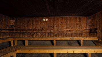 Una sauna de madera con bancos y techo de madera.