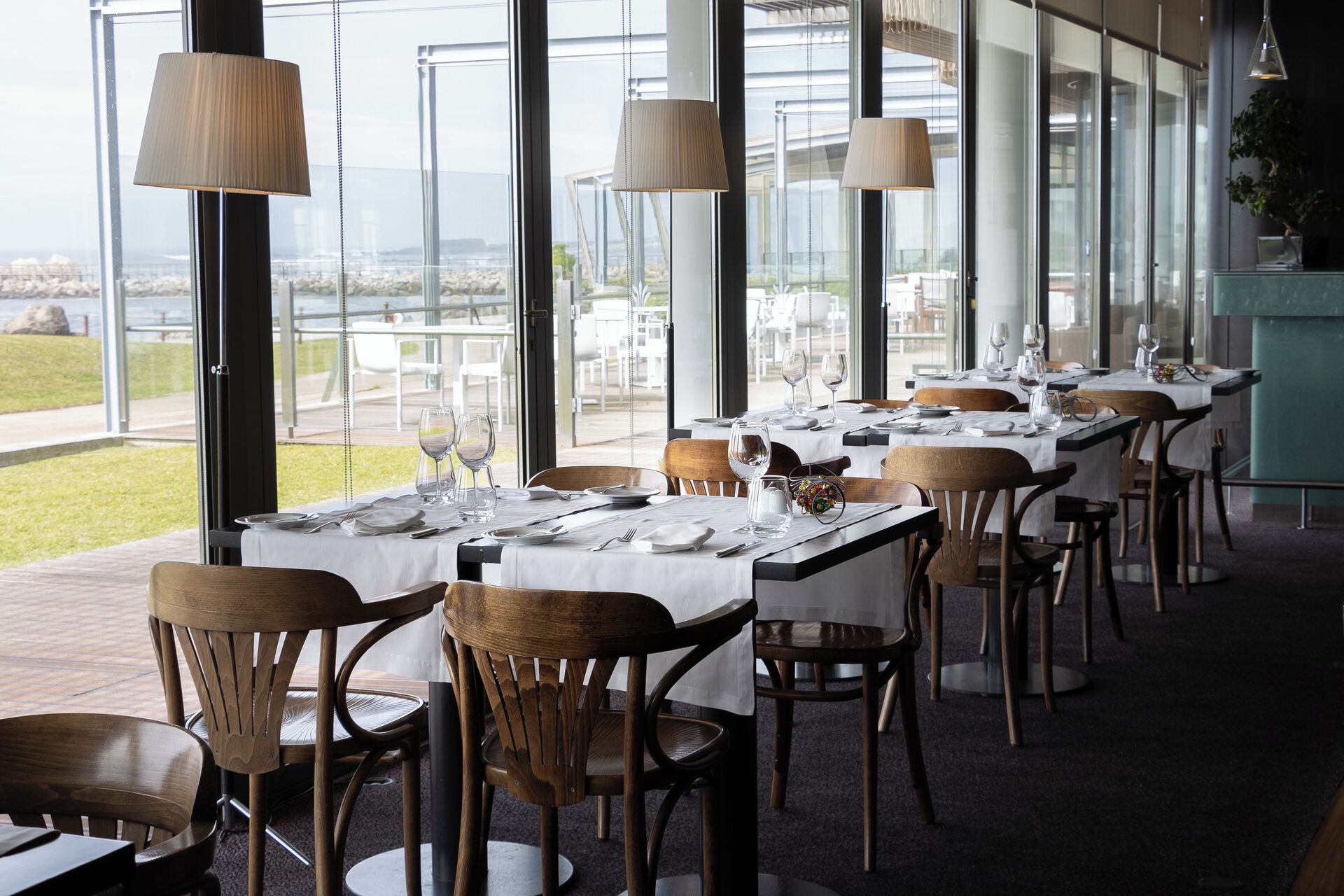 Se sirven desayunos, cenas y cocina europea moderna (con vistas al mar) 