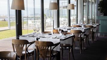 Se sirven desayunos, cenas y cocina europea moderna (con vistas al mar)