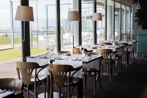 Se sirven desayunos y cenas; cocina europea moderna; con vista al mar