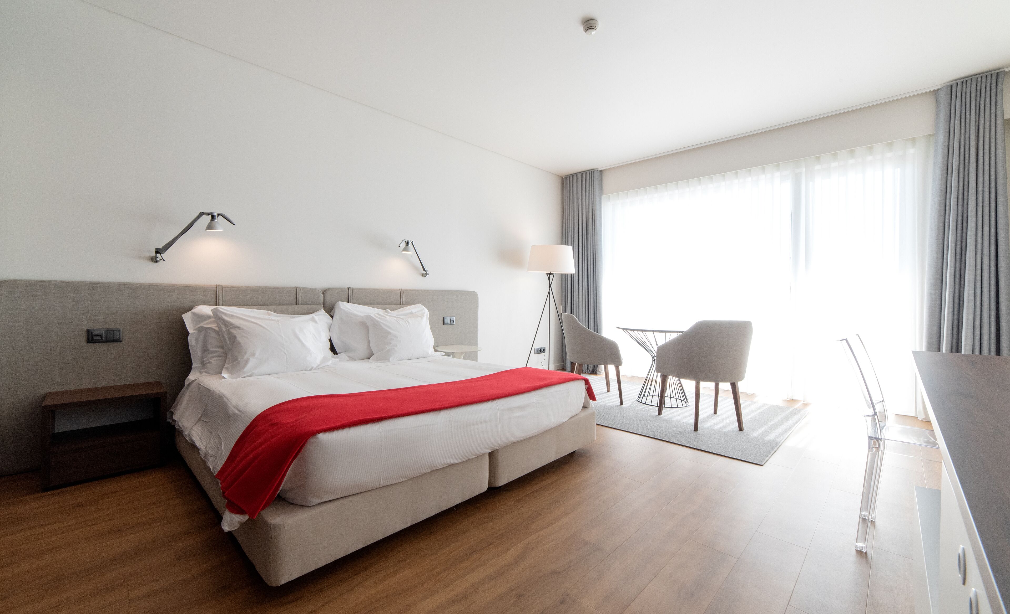 Tweepersoonskamer, uitzicht op zee | Een minibar, een kluis op de kamer, een bureau, geluiddichte muren