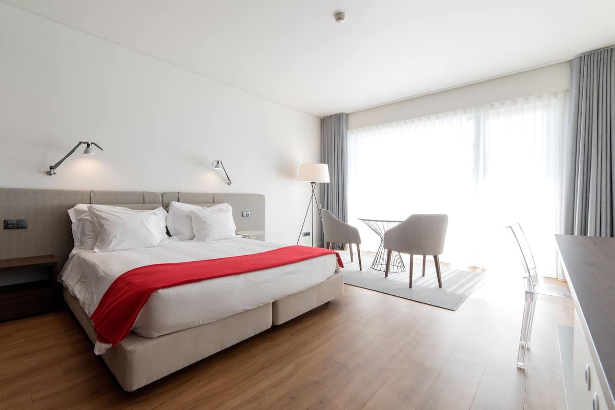 Habitación doble, vista al mar | Minibar, caja de seguridad en la habitación y escritorio