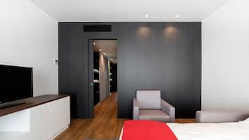 Suite Junior, vue montagne | Minibar, coffres-forts dans les chambres, bureau, chambres insonorisées