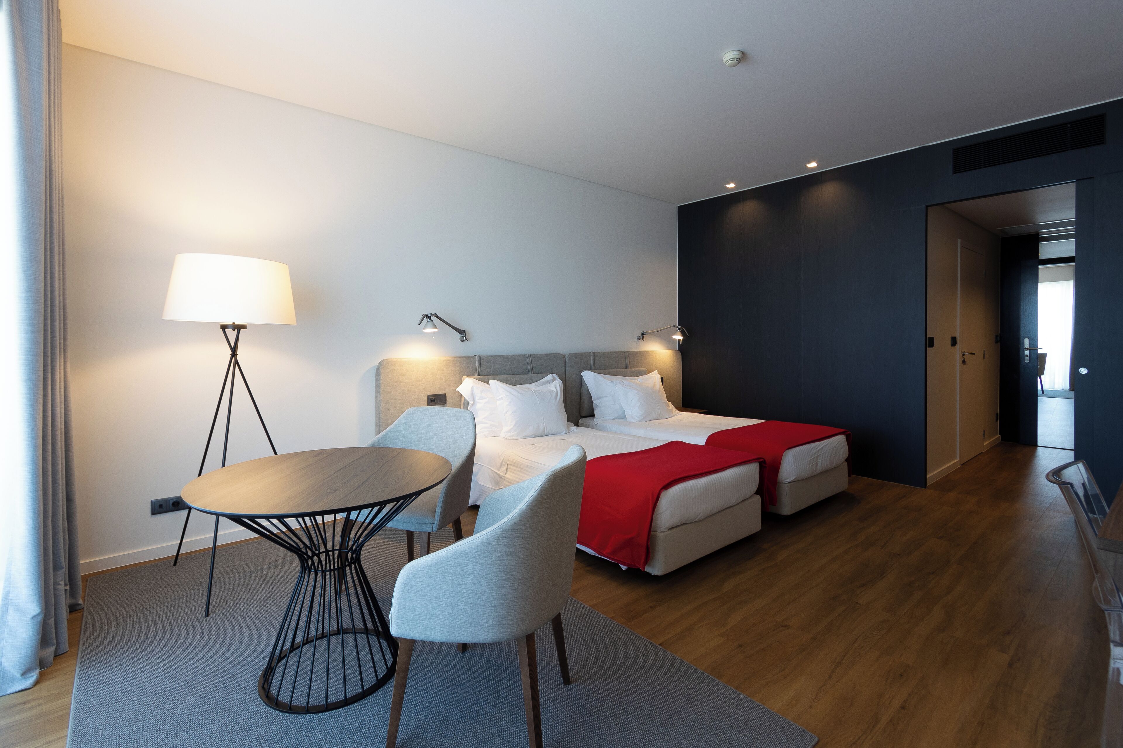 Twin kamer, uitzicht op zee | Een minibar, een kluis op de kamer, een bureau, geluiddichte muren