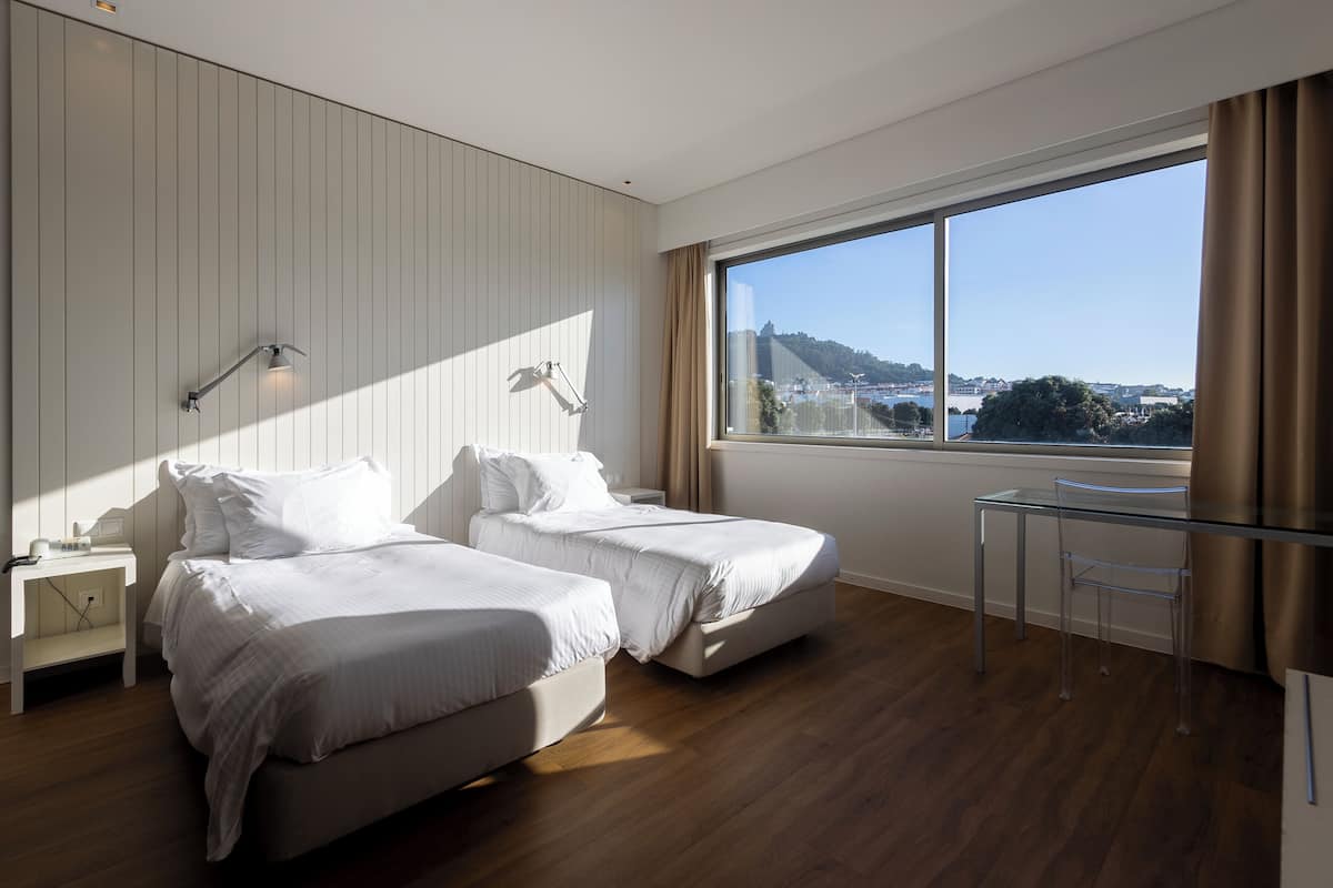 Habitación con 2 camas individuales, vista a la montaña | Minibar, caja de seguridad en la habitación y escritorio