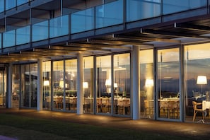 Fachada de la propiedad por la tarde o noche