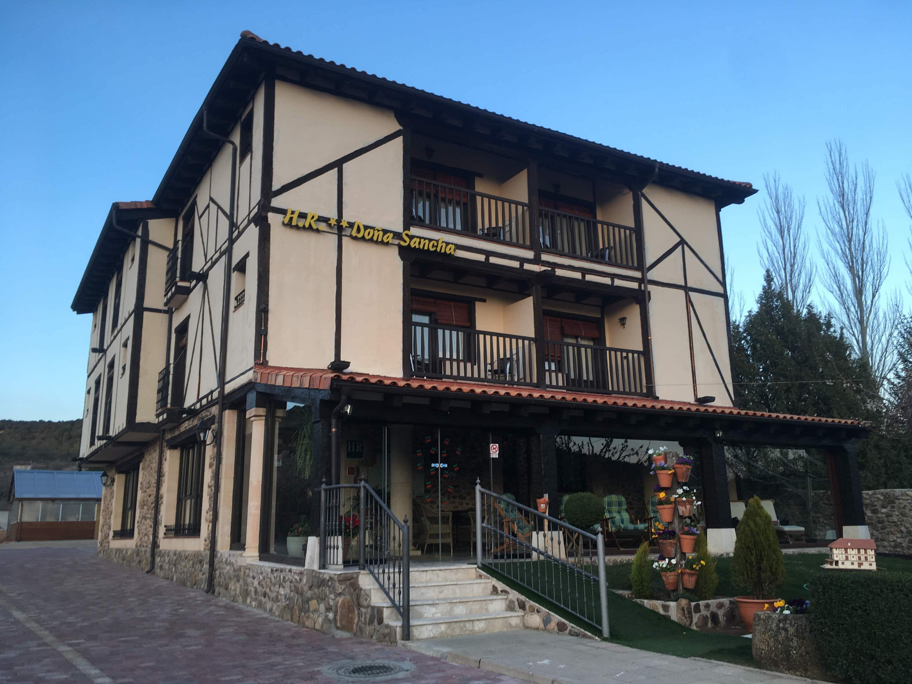 Un bâtiment à deux étages doté d’un balcon et d’une enseigne sur laquelle on peut lire « H.R. Bona-Sanca ».