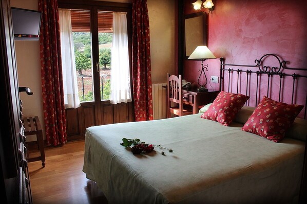 Double Room | Minibar, in-room safe, desk, laptop workspace - Doña Sancha (Covarrubias)