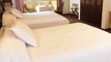 Chambre, vue ville, niveau Exécutif | 1 chambre, coffres-forts dans les chambres, bureau, Wi-Fi gratuit