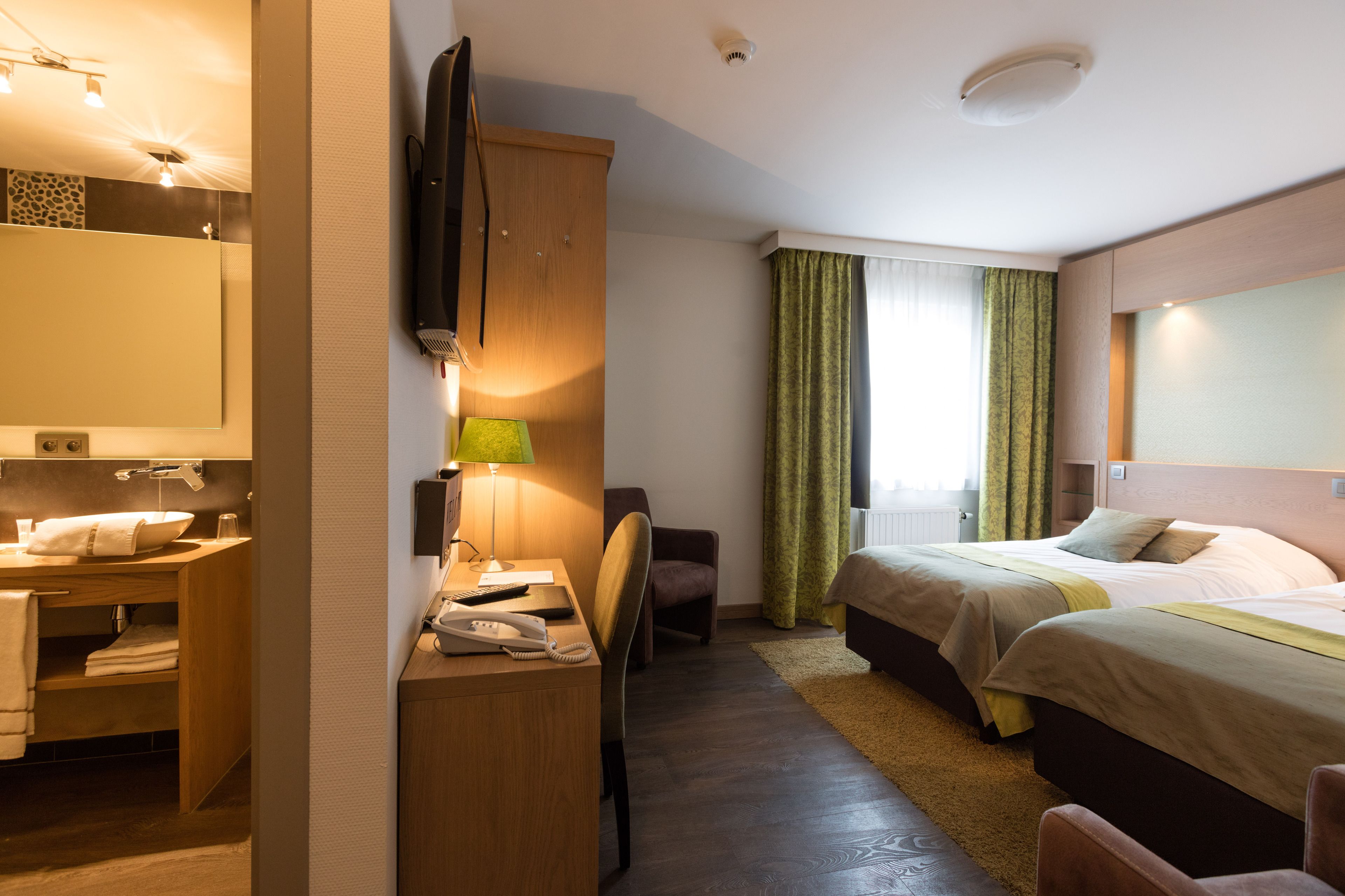 comfort room | desk, free wifi