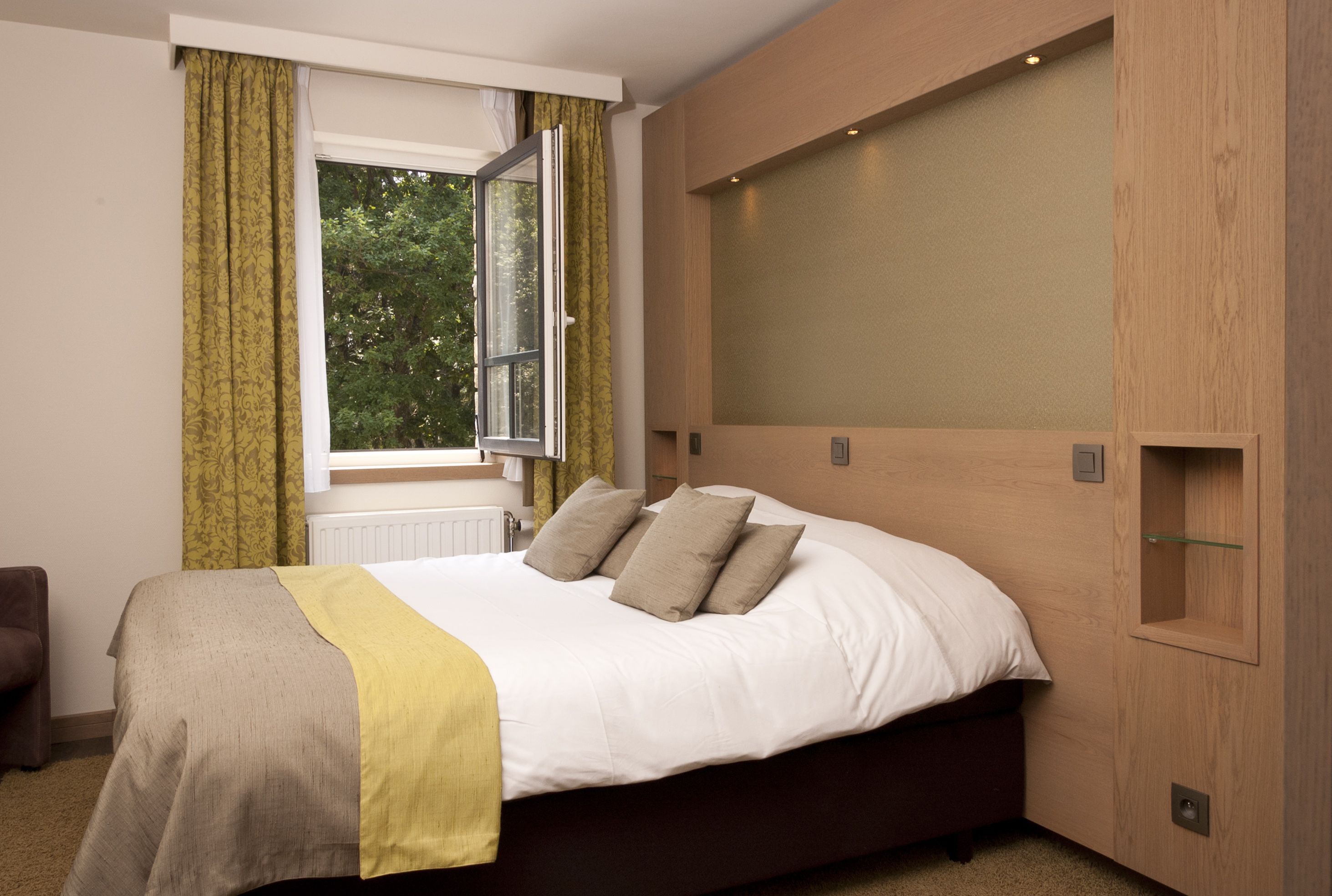 comfort room | desk, free wifi