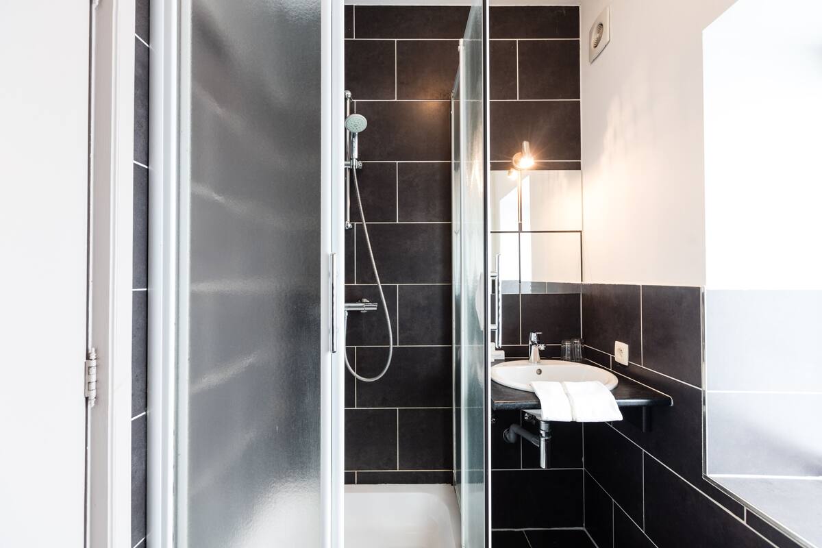 standard room | bathroom shower