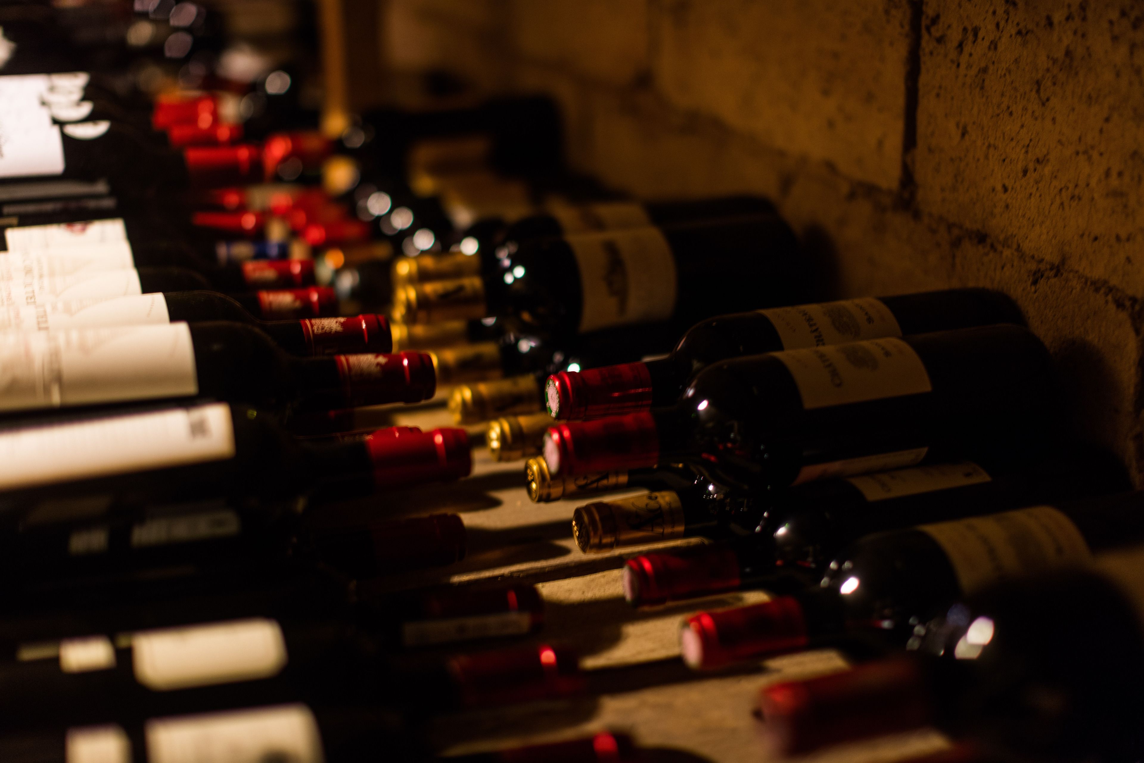 Une collection de bouteilles de vin disposées sur une surface en bois.