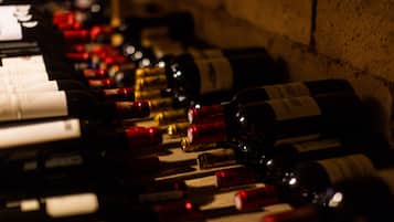 Une collection de bouteilles de vin disposées sur une surface en bois.