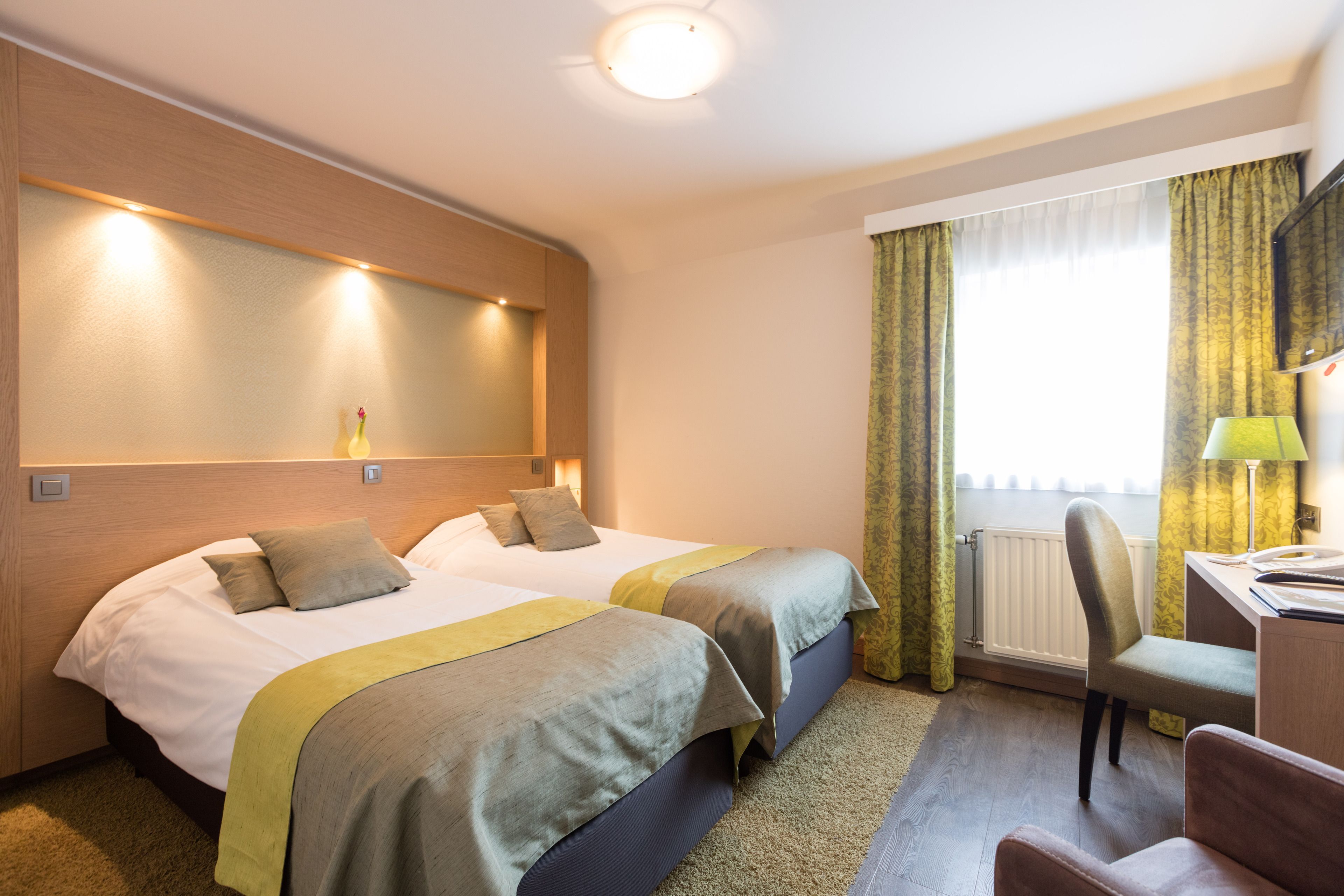 comfort room | desk, free wifi