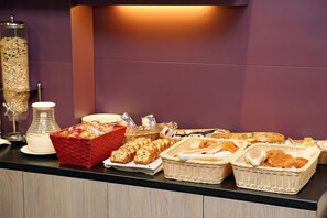 Frokostbuffé hver dag (mot et tillegg)