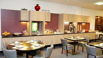 Petit déjeuner buffet (14 EUR par personne)