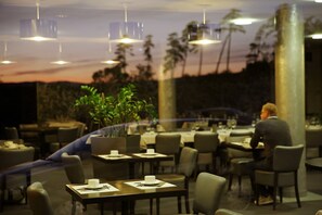 Frukost och lunch serveras, med utsikt mot trädgården 