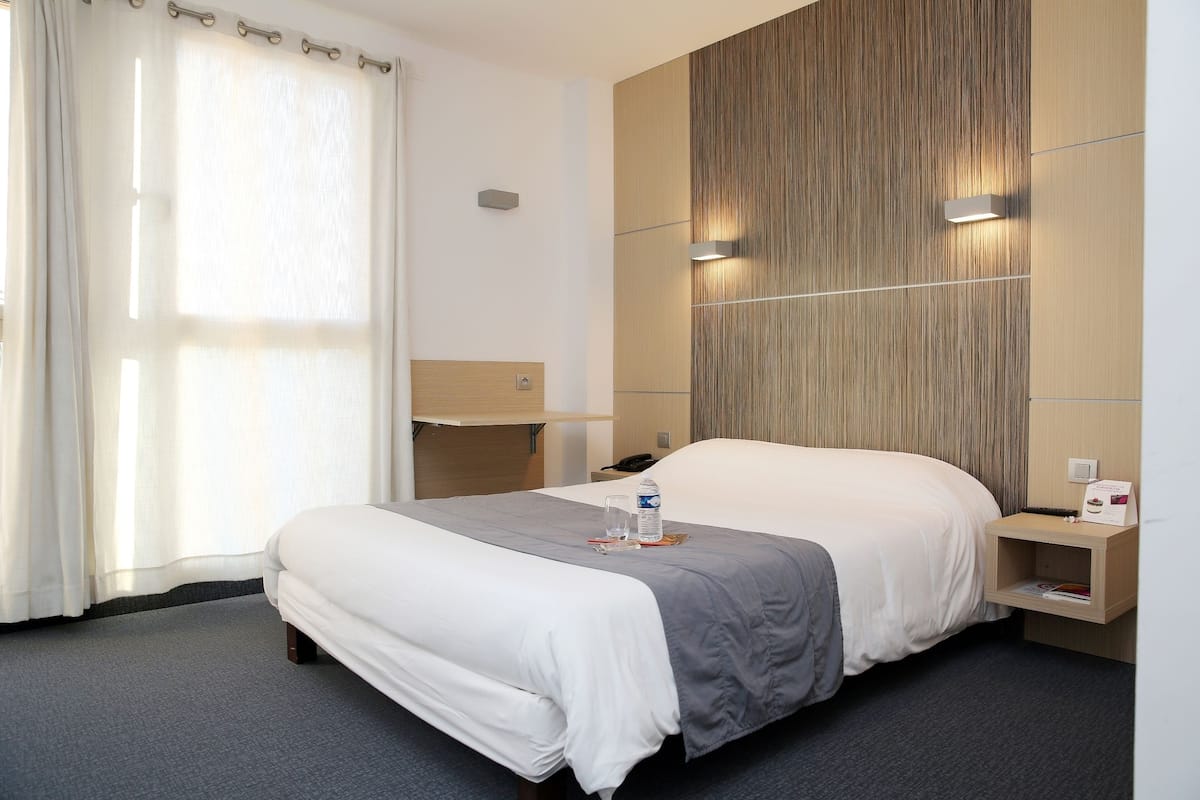 Escritorio, espacio para trabajar con laptop y cortinas blackout