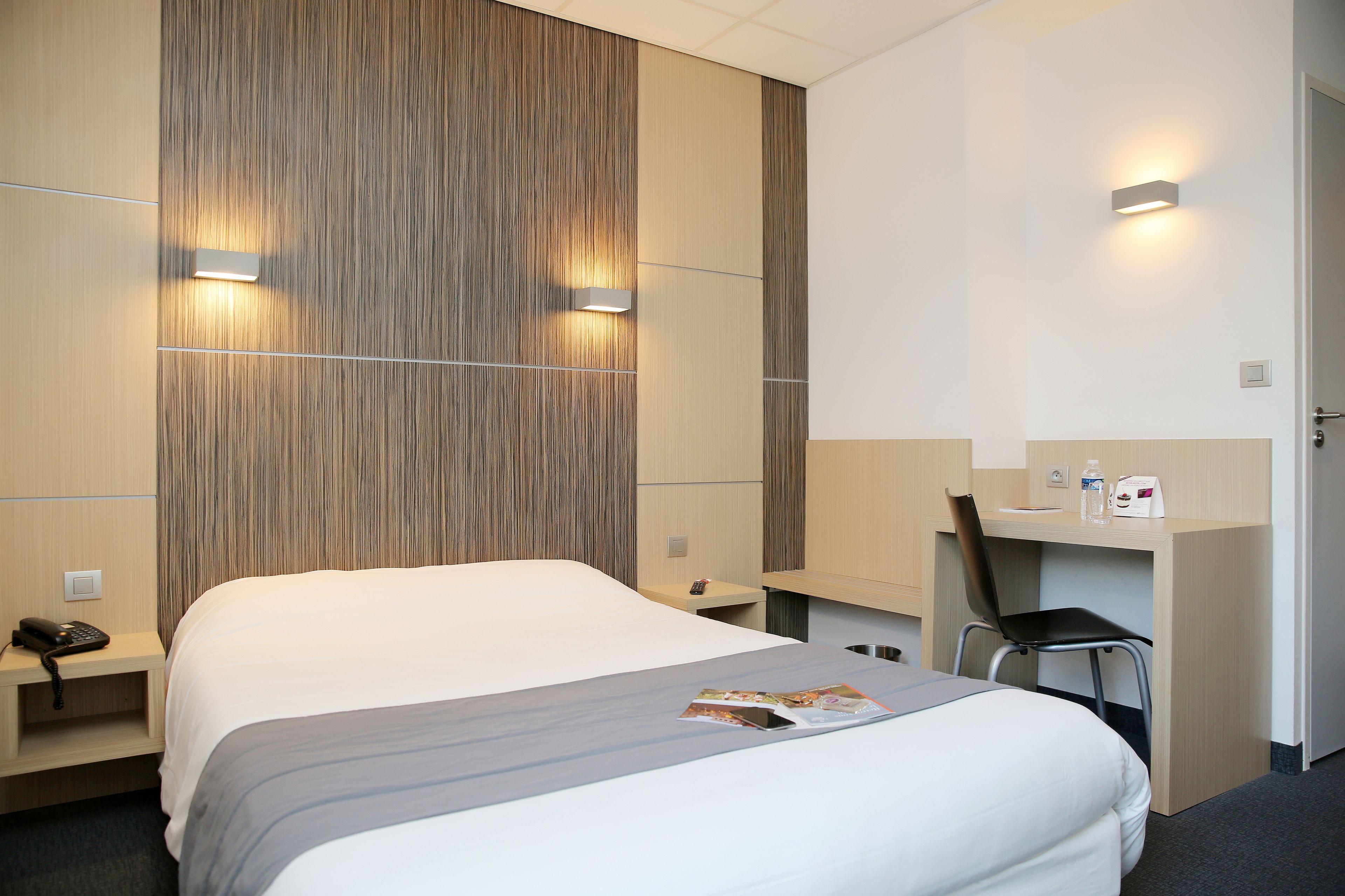 Habitación doble estándar | Escritorio, espacio para trabajar con laptop y cortinas blackout 