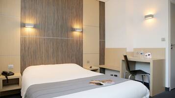 Bureau, espace de travail pour ordinateur portable, rideaux occultants