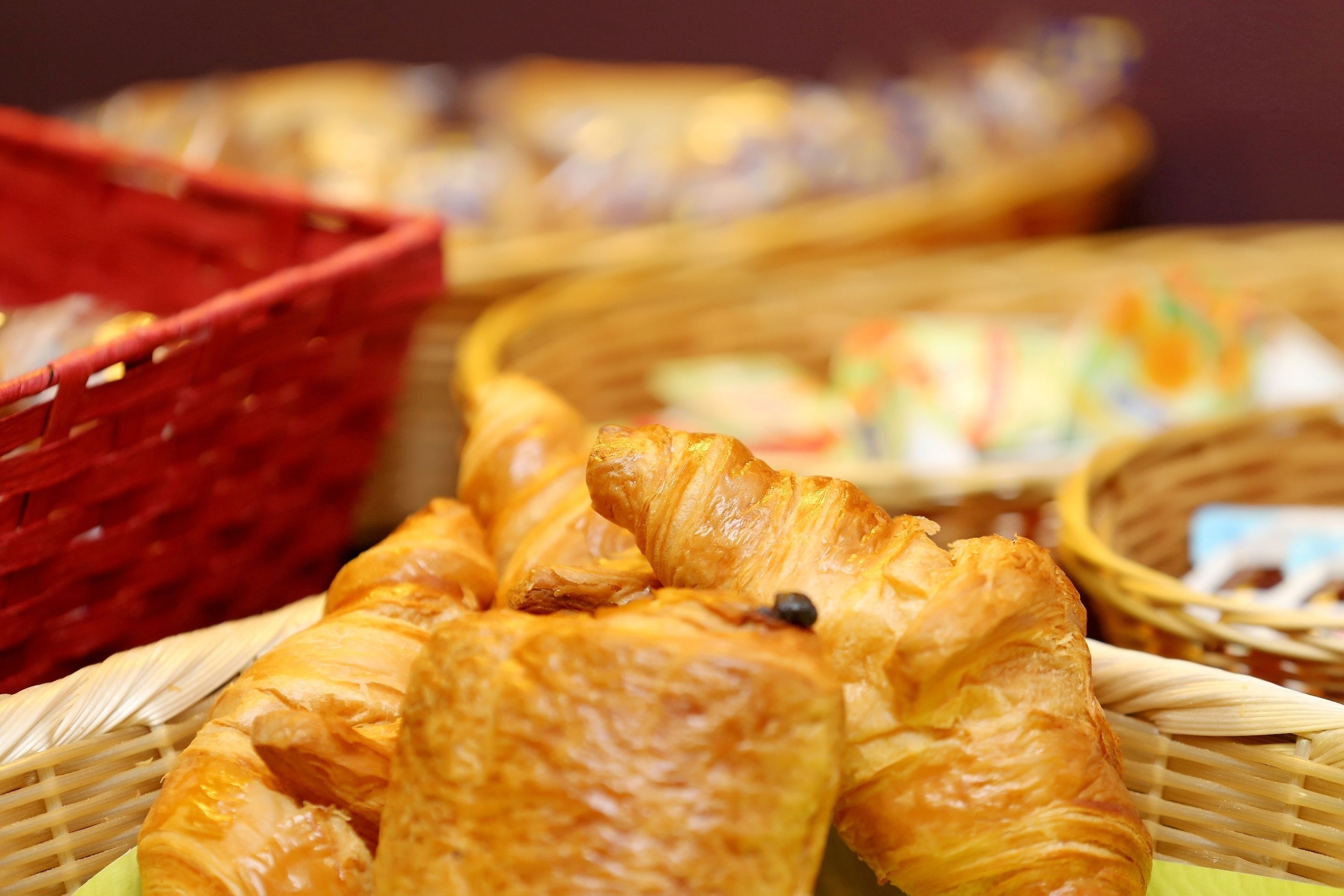 Une variété de pâtisseries présentées dans des paniers.