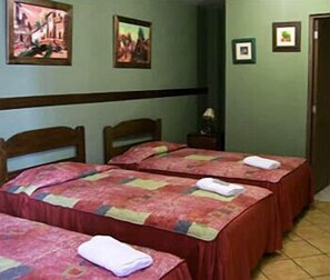 Habitación triple | Caja de seguridad en la habitación y tabla de planchar con plancha 