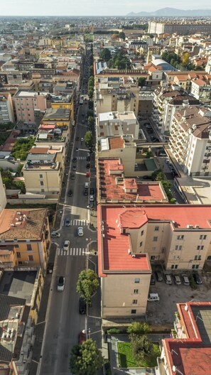 Ein Luftbild einer Stadt mit Gebäuden, Straßen und Fahrzeugen.