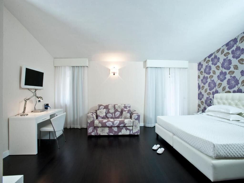 Junior-svíta | Míníbar, öryggishólf í herbergi, skrifborð, hljóðeinangrun